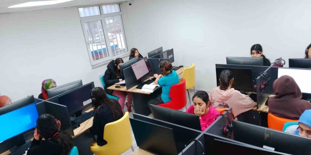 Kız Öğrencilere Bilişim Sınıfı Oluşturuldu