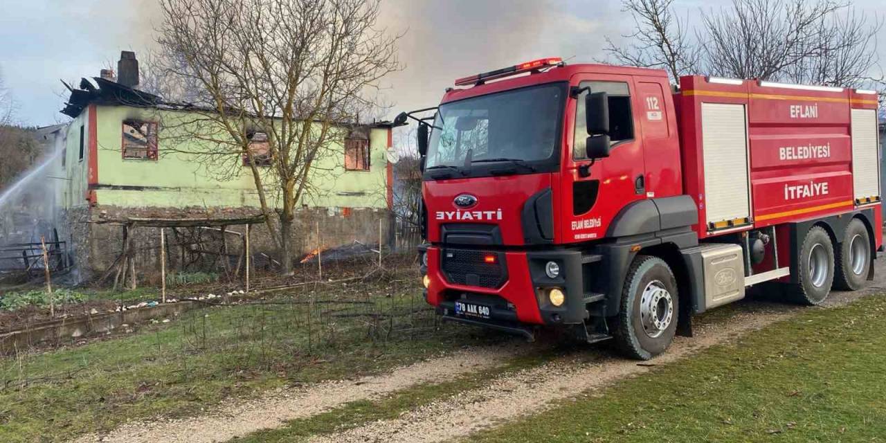 Odaya Koyduğu Kül İki Katlı Evi Yaktı