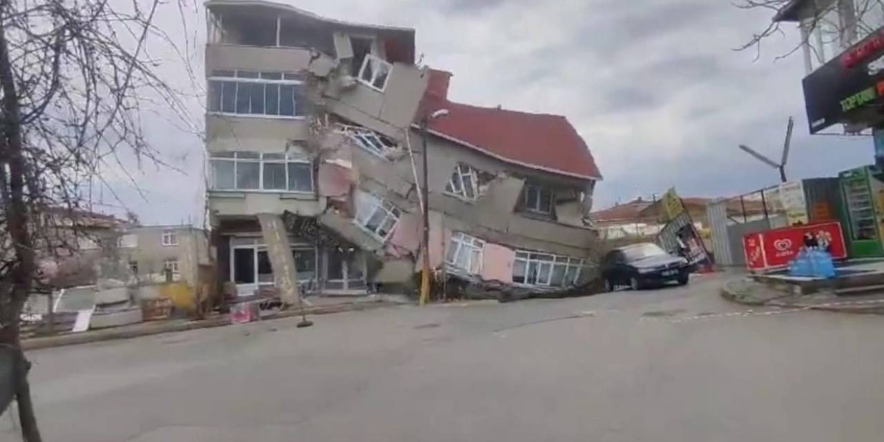 Ümraniye’de Metro Hattında Çökme: 2 Bina Çöktü