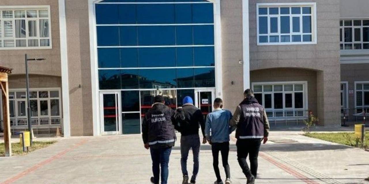 Burdur’da Durdurulan Araçta Uyuşturucu Çıktı, 2 Şahıs Tutuklandı