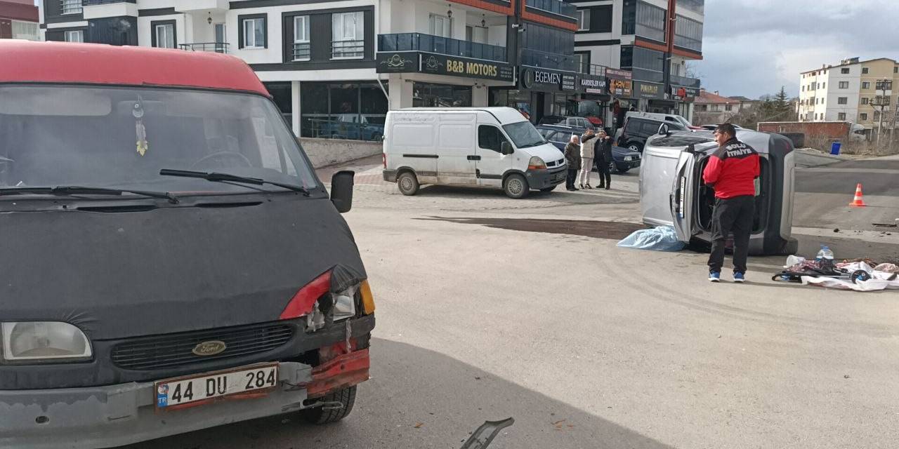 Minibüsle Çarpışan Otomobil Yan Yattı: 1 Yaralı