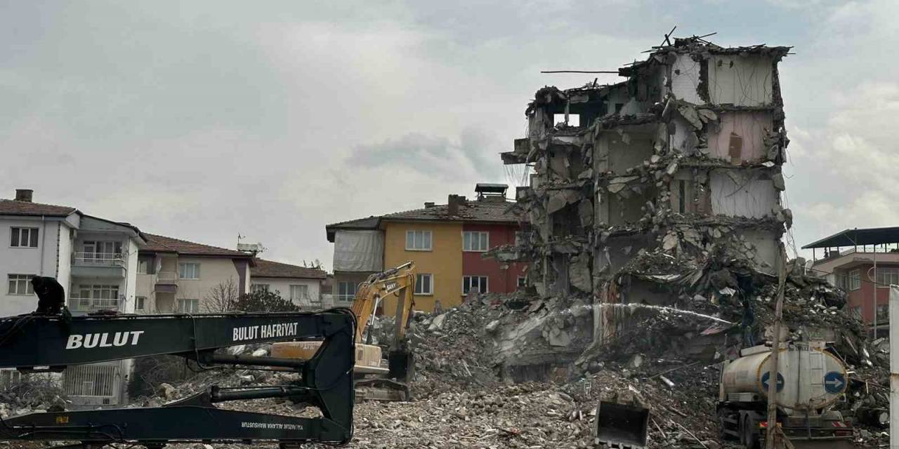 Malatya’da Ağır Hasarlı Binaların Yıkımları Sürüyor