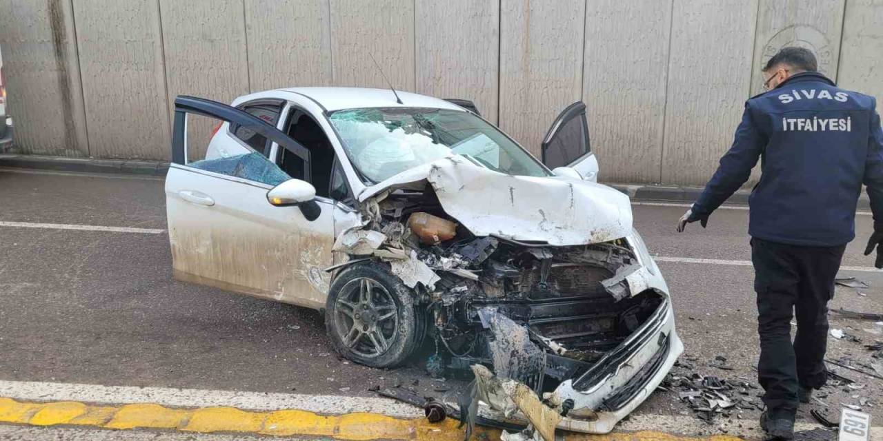 Sivas’ta Otomobiller Kafa Kafaya Çarpıştı: 1’i Ağır 3 Yaralı