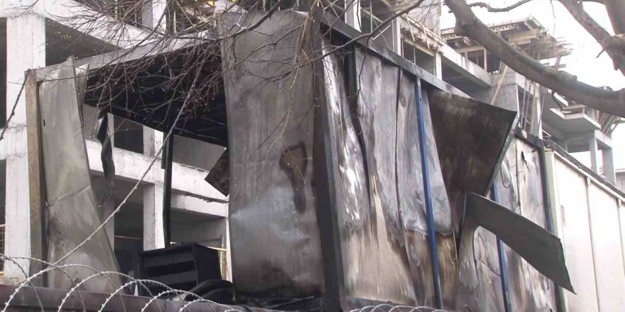Ataşehir’de İşçilerin Kaldığı Konteynerler Yandı