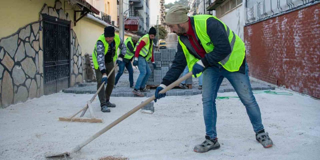 Kuşadası Belediyesi’nin Yol Mesaisi Devam Ediyor