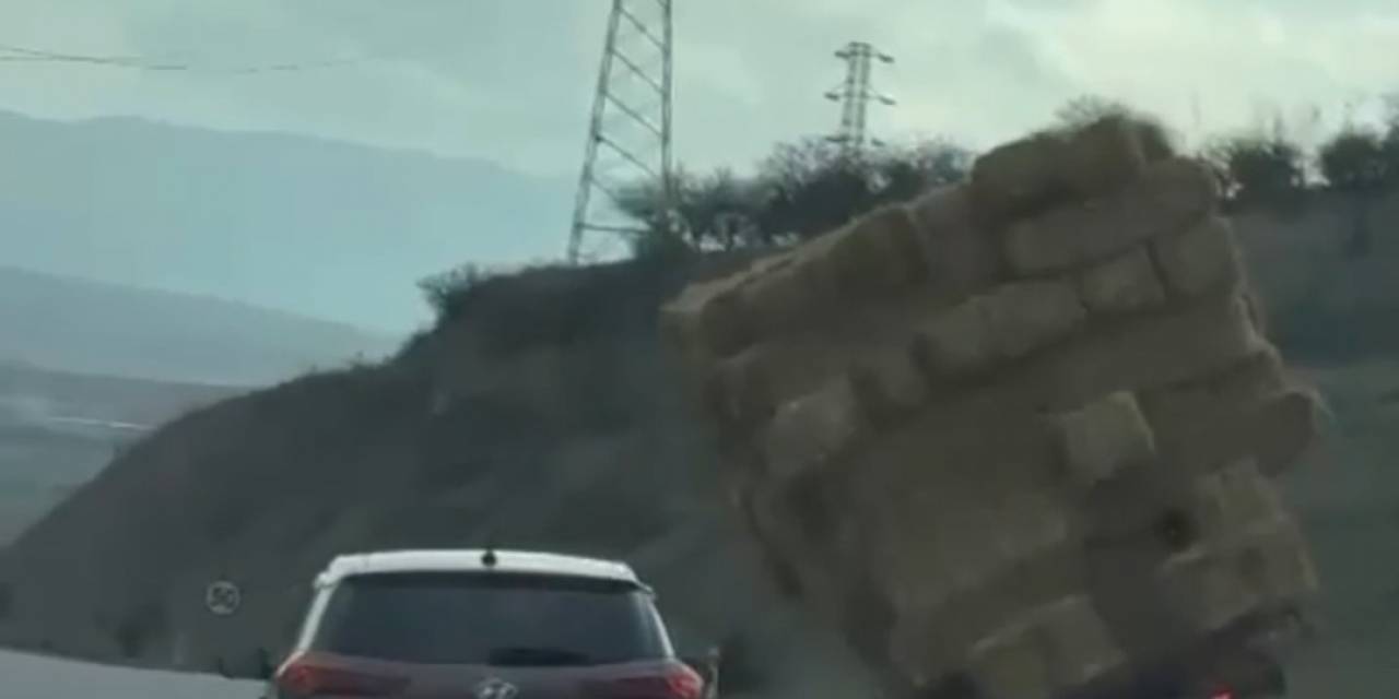 Saman Yüklü Kamyon Devrildi, O Anlar Kameraya Yansıdı