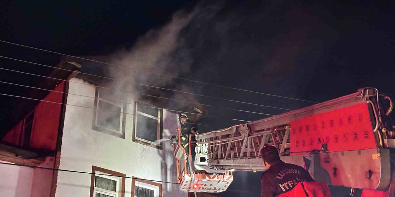 Bacadan Çıkan Yangın İki Katlı Binanın Çatısını Kullanılamaz Hale Geldi