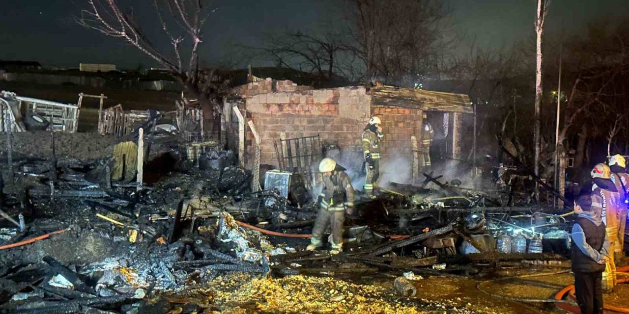 Başakşehir’de Ahırda Çıkan Yangında 3 Hayvan Telef Oldu