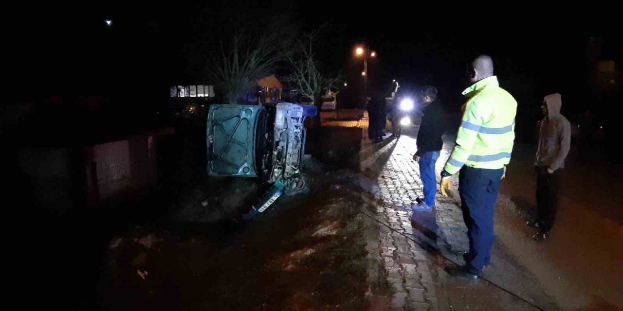 Kontrolden Çıkan Otomobil Yan Yattı: 2 Yaralı