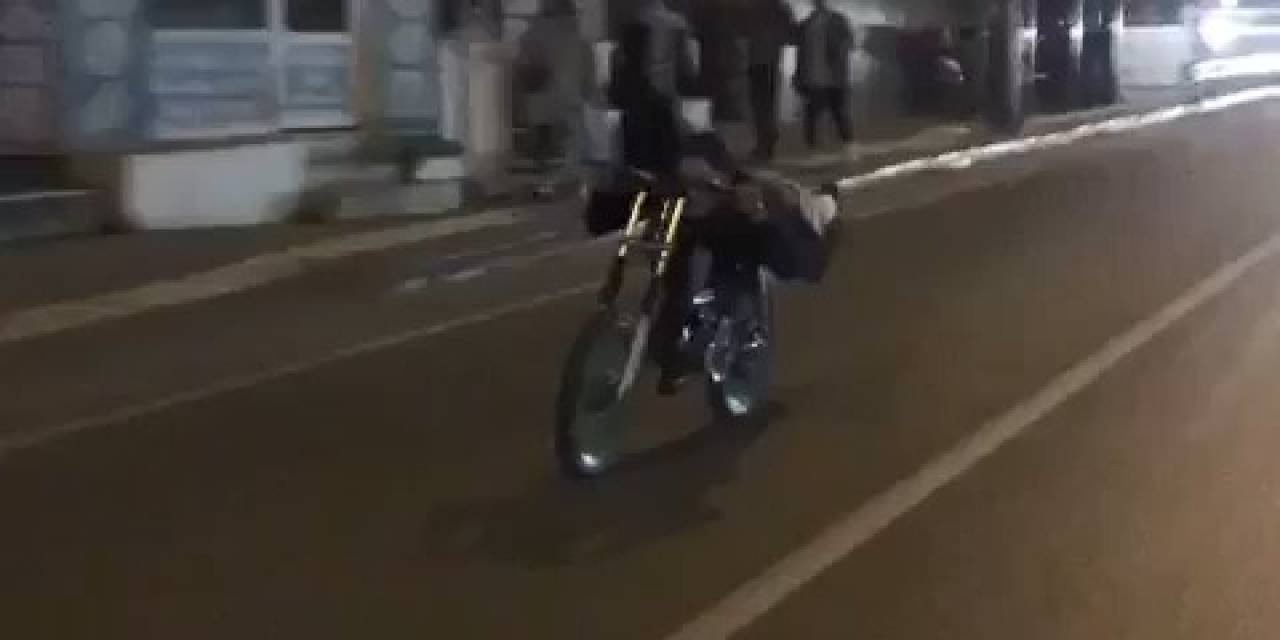 Motosikleti Yatarak Kullandı, Ölümle Dans Etti