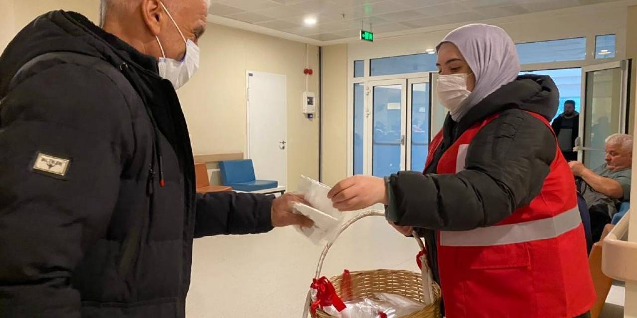 Kızılay Gönüllüleri Maske Dağıttı