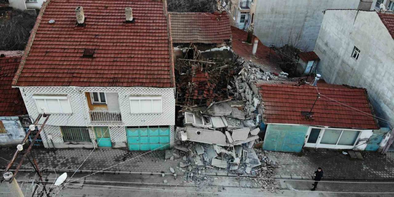 Yıkılan Boş Bina Paniğe Neden Oldu