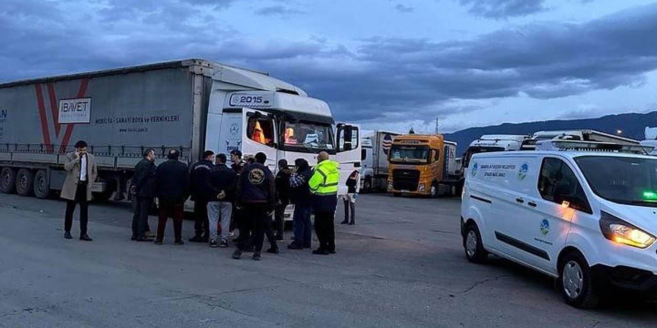 Dinlenme Tesisinde Park Halindeki Tırın İçinde Erkek Cesedi Bulundu