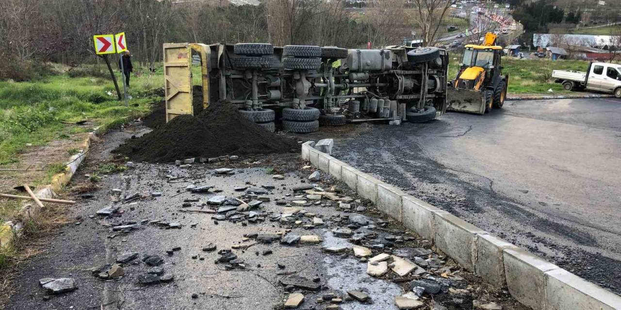 Kağıthane’de Kum Yüklü Kamyon Devrildi: 1 Yaralı