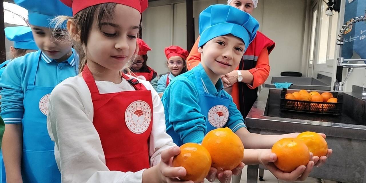 Minik Öğrenciler Gıda İsrafını Önlemek İçin Evde Bulunan Meyvelerden Reçel Yaptı