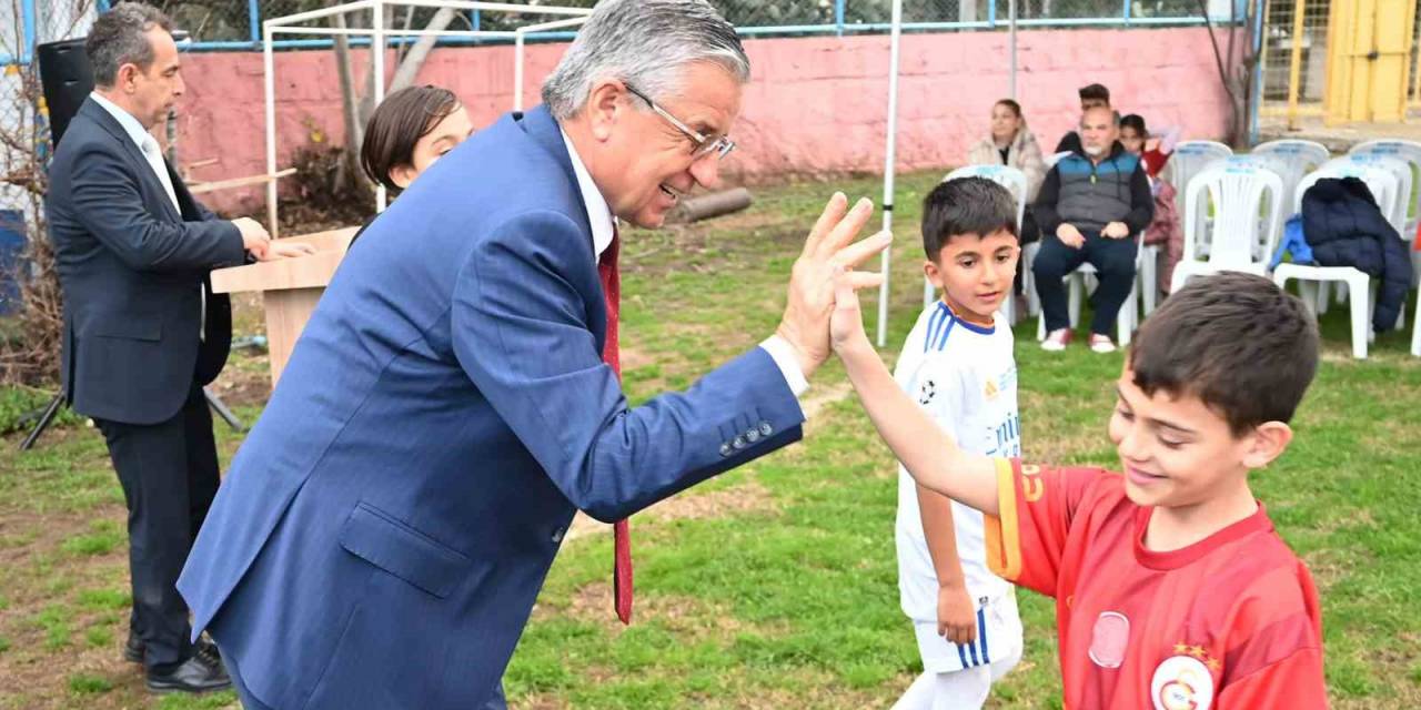 Kemer Belediyesi Futbol Okulu’nda Formalar Dağıtıldı