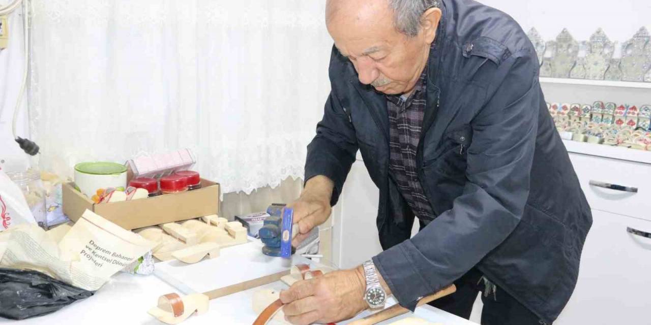 Atölyesinde Yaptığı Ahşap Ürünleri Satıp Köyünün İhtiyaçlarını Karşılıyor
