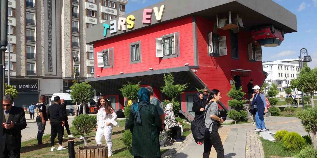 Ters Evi 300 Bin Kişi Ziyaret Etti