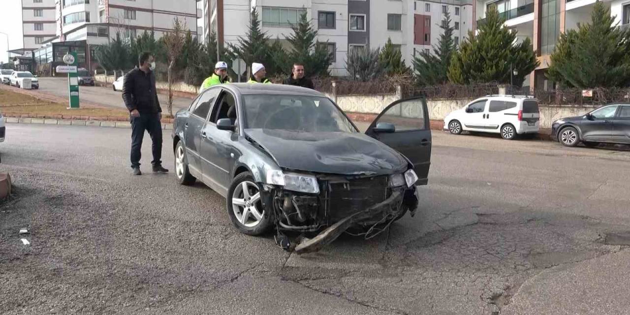 Elazığ’da Otomobil İle Motosiklet Çarpıştı: 2 Yaralı