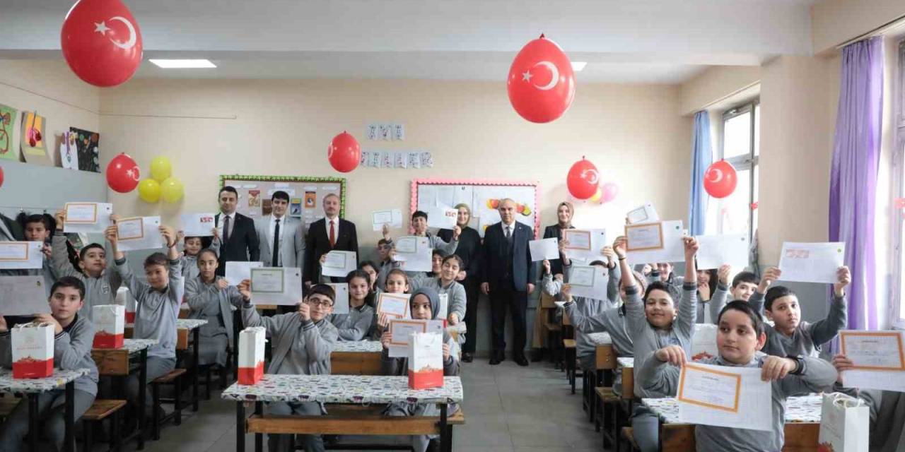 Ağrı’da Yeniden Okula Kazandırılan Çocuklar Karne Heyecanı Yaşadı