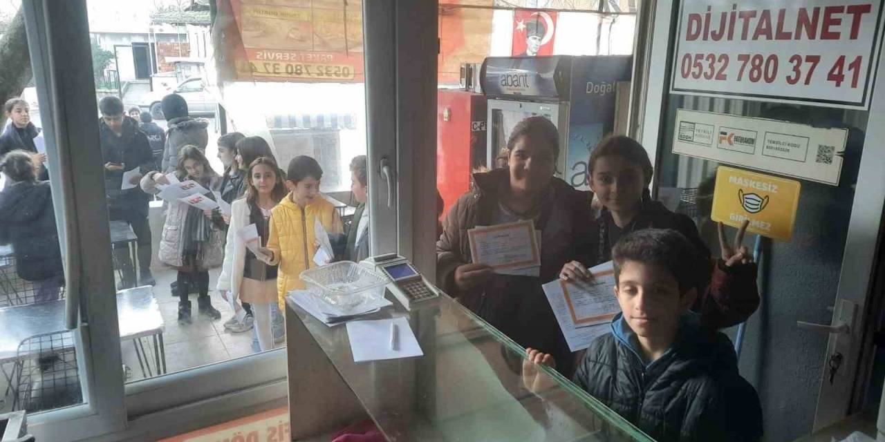 Takdir Belgesini Gösteren Karnını Doyurdu