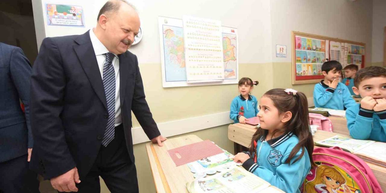 Vali Dallı Öğrencilerin Karne Sevincine Ortak Oldu