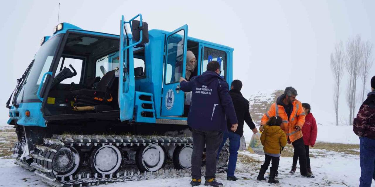 Karda Mahsur Kalan Öğrencilerin Yardımına Ekipler Ulaştı