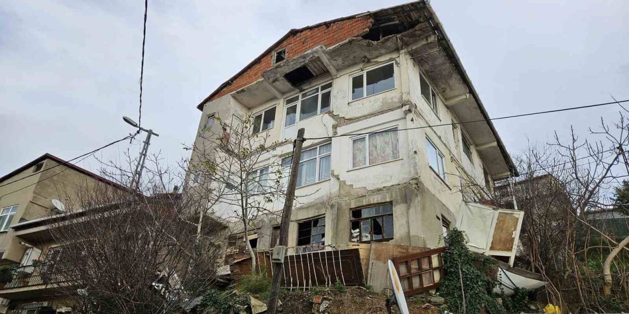 Sarıyer’de Yıkılma Tehlikesi Olan 50 Yıllık Bina Korkutuyor: "Çöp Atmaya Çıkarken Üstüme Gelecek Diye Endişeleniyorum"
