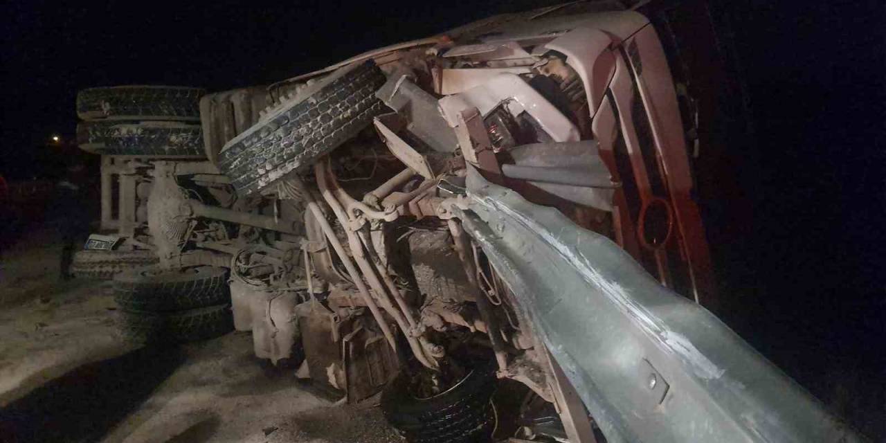 Freni Boşalan Tır Kazaya Neden Oldu: 2 Yaralı