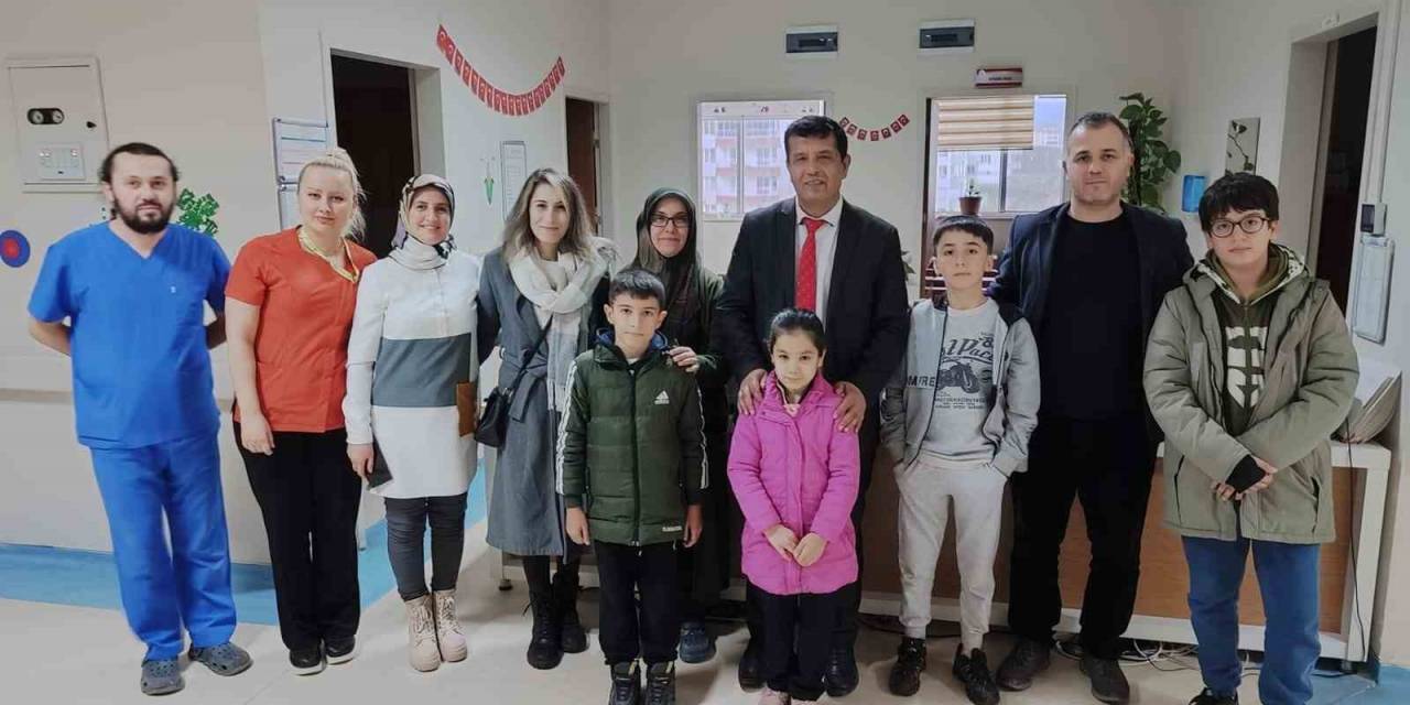 Öğrenciler Hastanenin Çocuk Servisine Kitap Hediye Etti