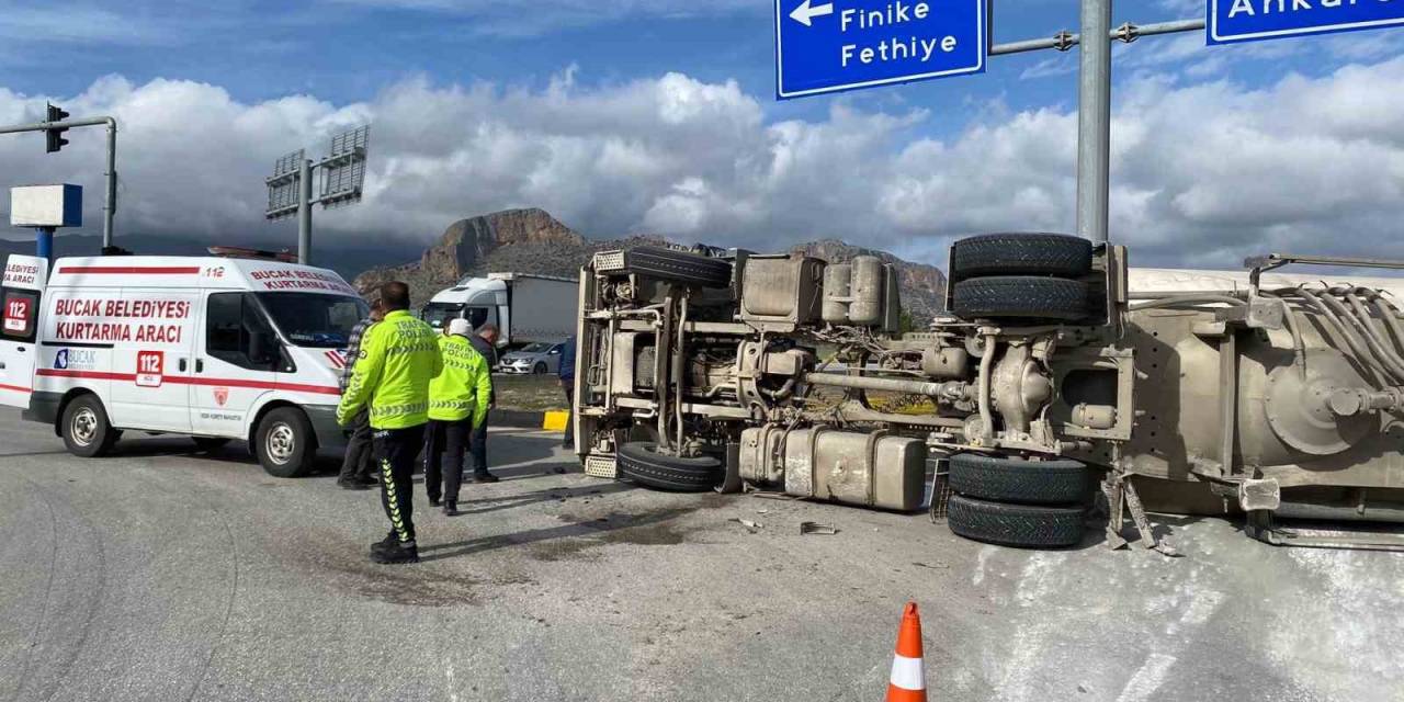 Burdur’da Kontrolden Çıkan Tır Devrildi: 1 Yaralı