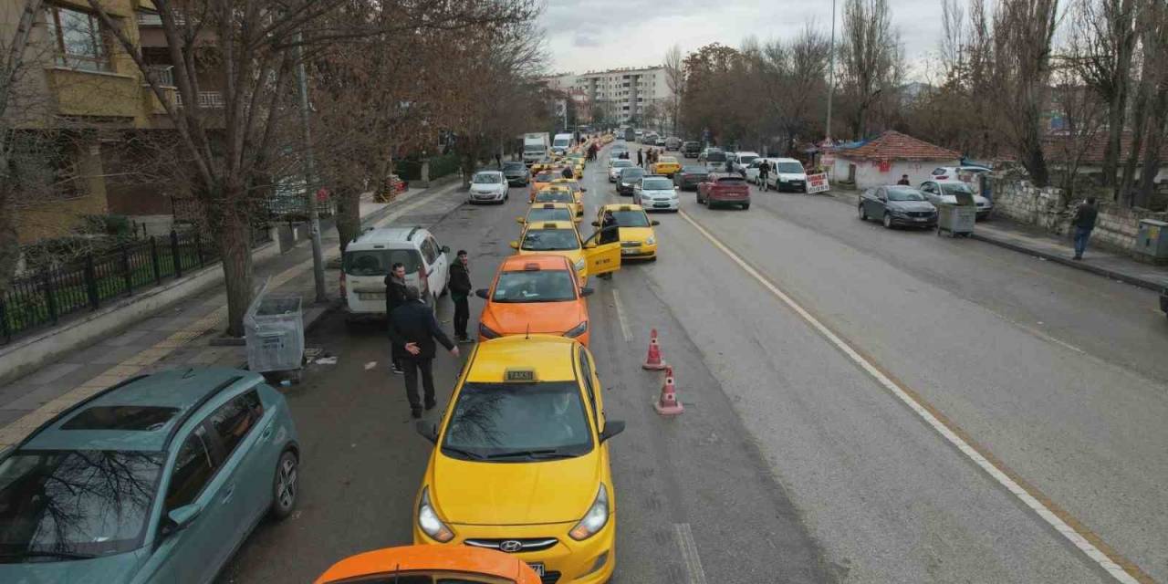 Ankara’da Taksiciler Taksimetre Ücretlerini Güncellemek İçin Uzun Sıralar Oluşturdu