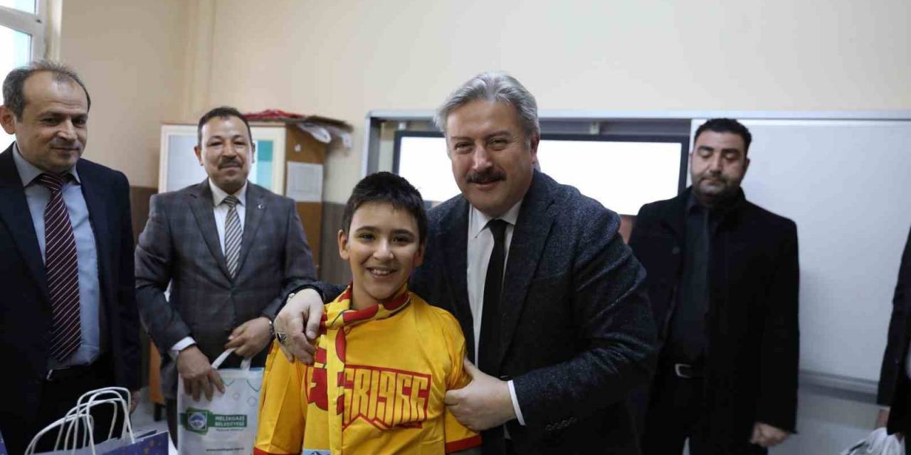 Başkan Palancıoğlu, Öğrencilerin Karne Heyecanına Ortak Oldu