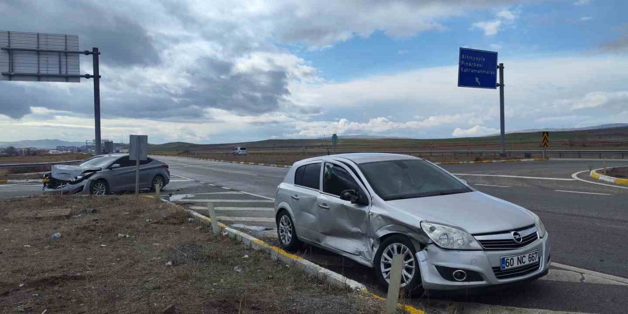 Sivas’ta Otomobiller Çarpıştı: 2 Yaralı