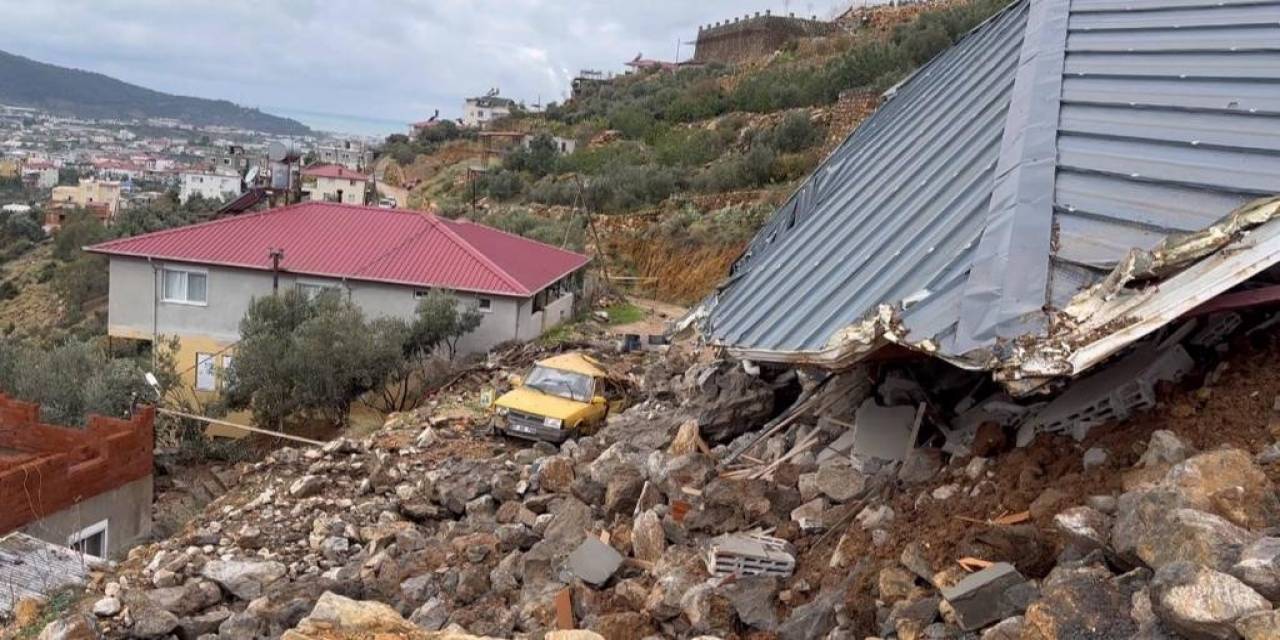 Alanya’da Heyelan Sebebiyle İnşaat Halindeki Ev Ve İstinat Duvarı Çöktü