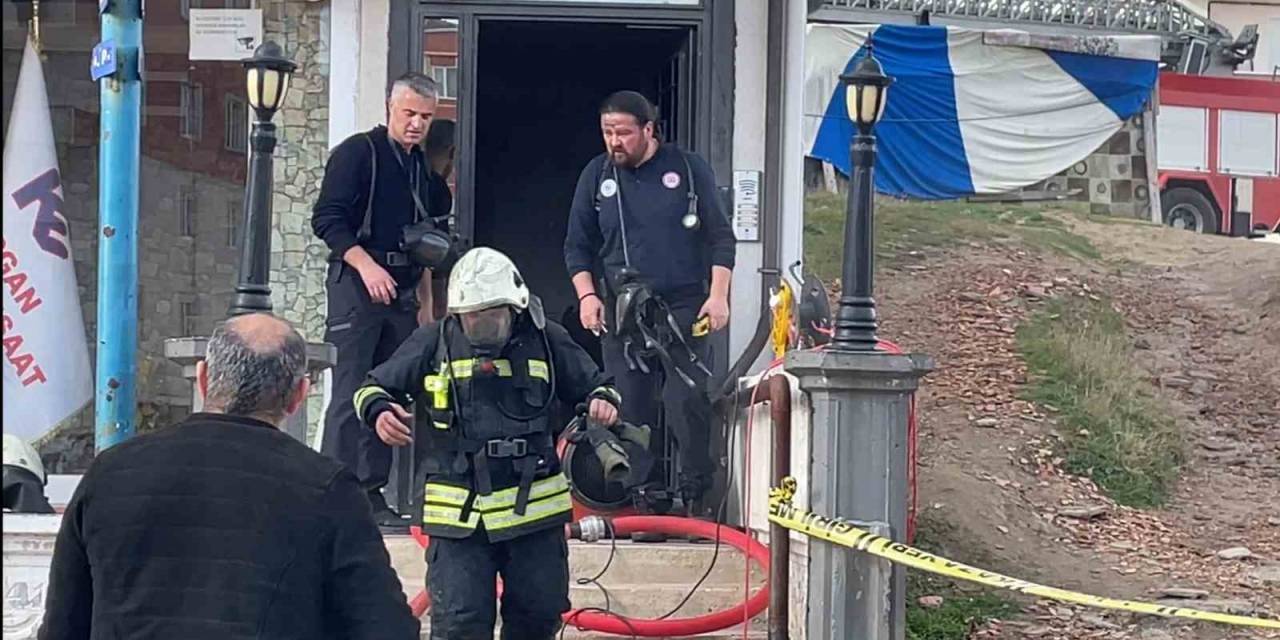 Apartmanda Çıkan Yangında 2 Kişi Mahsur Kaldı