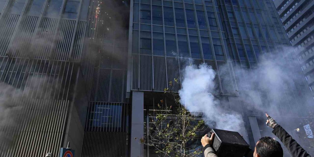 Lübnan’da Paralarını Çekemeyen Mevduat Sahipleri, Merkez Bankası’na Havai Fişek Fırlattı