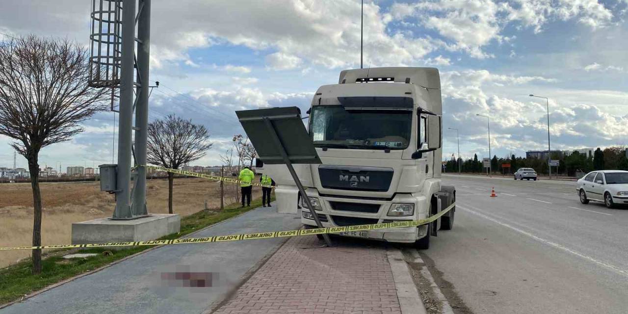 Tır Tabelaya, Tabela Da Yol Kenarındaki Şoföre Çarptı: Sürücü Ağır Yaralandı