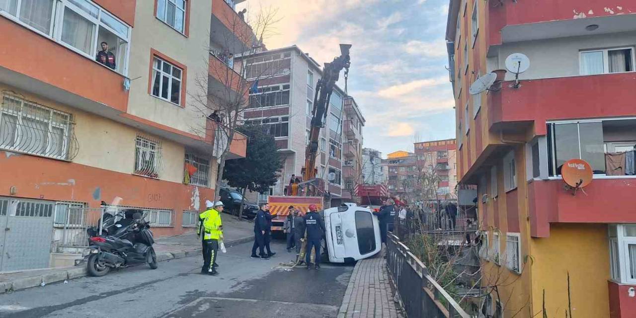 Freni Boşalan Minibüs Çocuğa Çarpıp Apartman Boşluğuna Uçtu: Küçük Çocuk Hayatını Kaybetti
