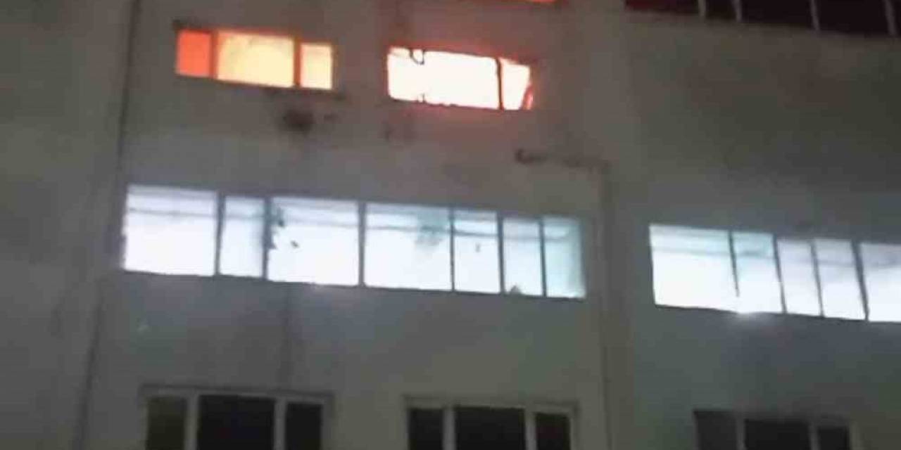 Ümraniye’de Demir Üretim Merkezi Alev Alev Yandı