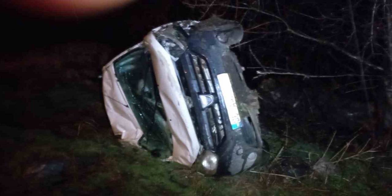 Yağış Kazaya Neden Oldu, Otomobil Devrildi: 2 Yaralı