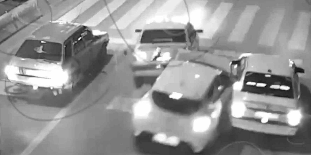 Hızını Alamayan Otomobil, Kırmızı Işıkta Bekleyen Araçların Arasına Daldı... O Anlar Kamerada