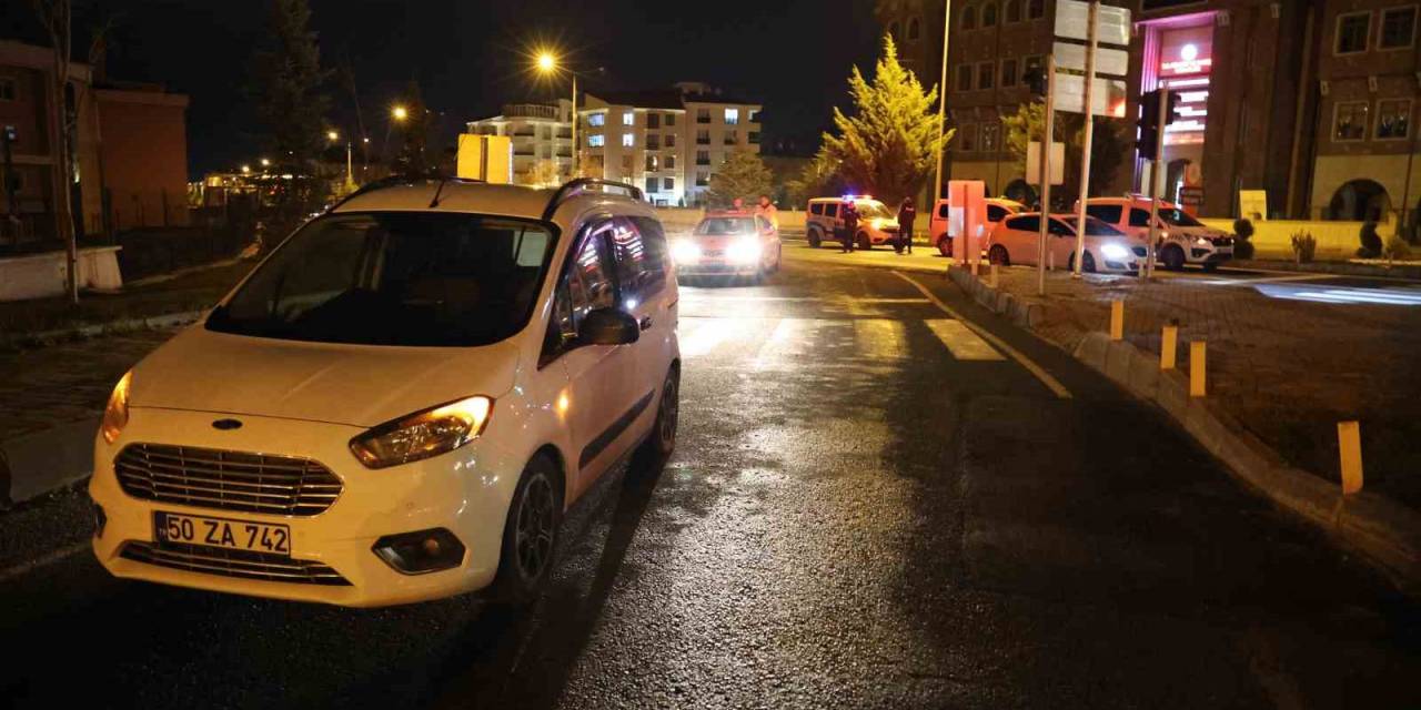 Dur İhtarına Uymayan Aracı, Polis Ekipleri Ateş Ederek Durdurdu