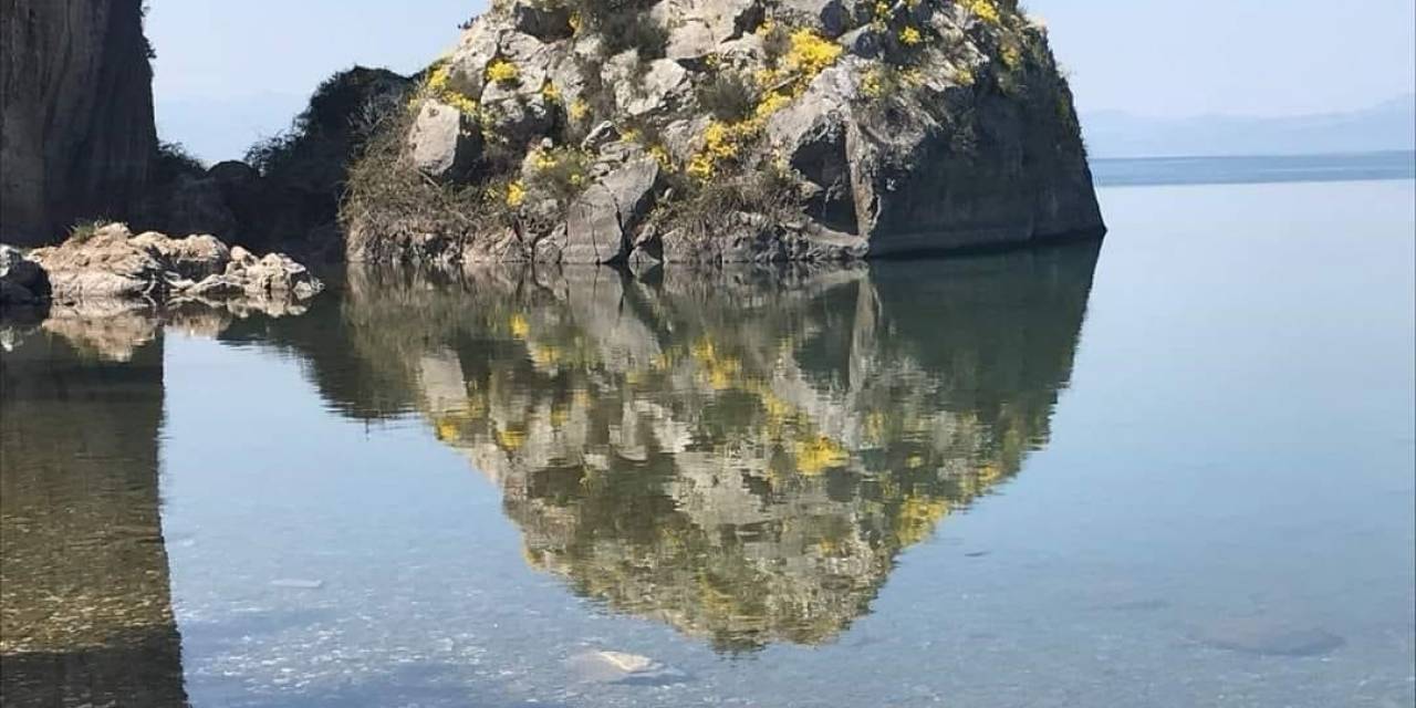Göle Yansıyan Kayada Şok Eden Figür...