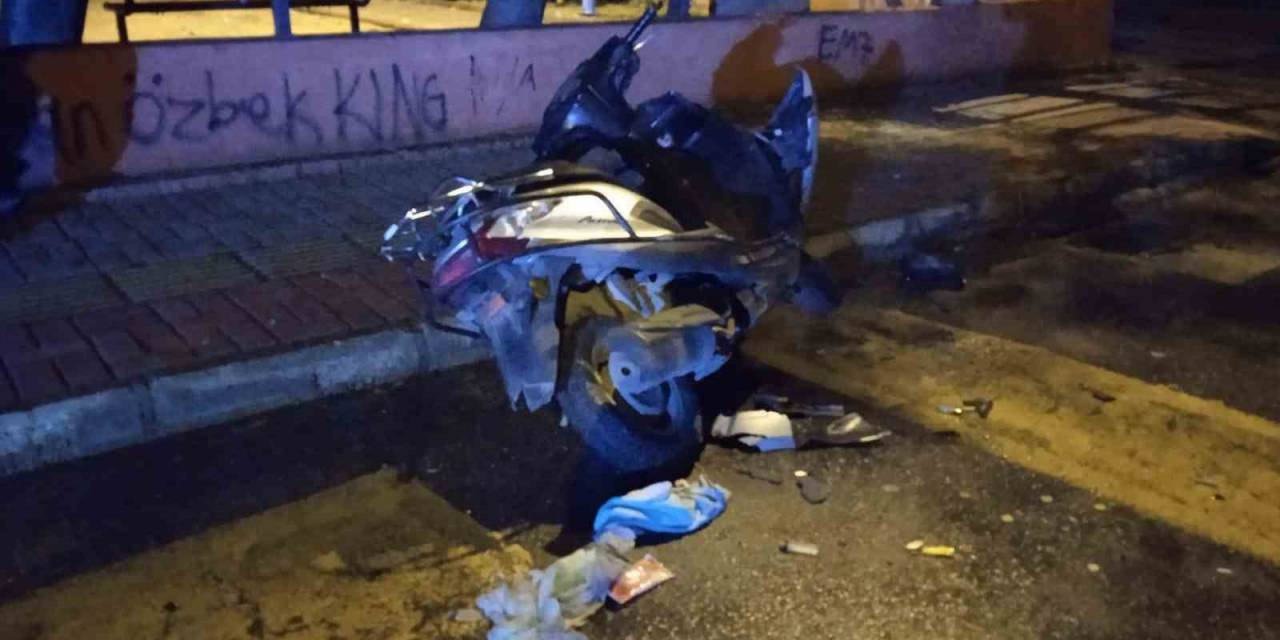 Park Halindeki Motosiklet Satırla Parçalandı