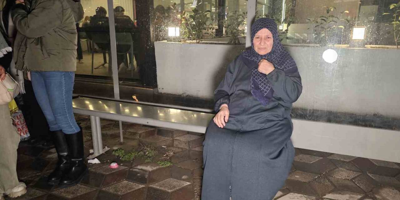 Çantasını Durakta Unuttu, Çalındığını Düşünen Gözü Yaşlı Kadın Gerçeği Güvenlik Kamerasını İzleyince Öğrendi