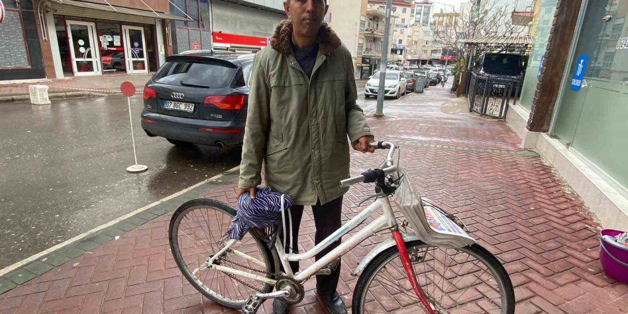 Gündüzleri Bisikletle Gazete Dağıtıyor, Akşamları Mitingle Seçime Hazırlanıyor