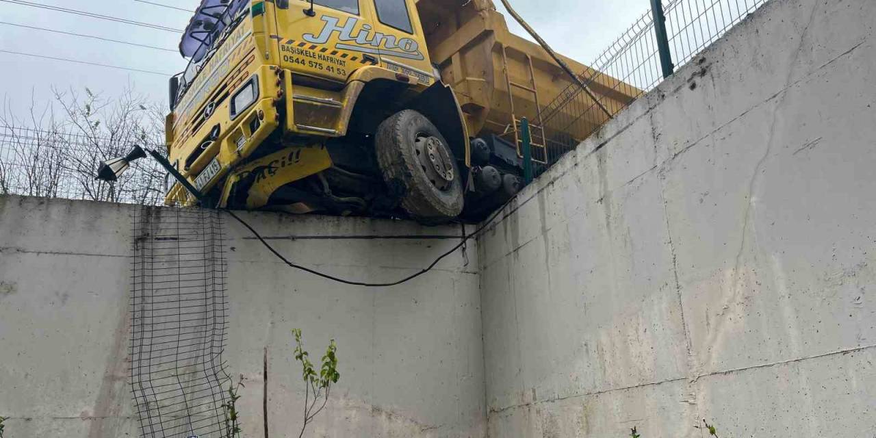 Hafriyat Kamyonu İstinat Duvarında Askıda Kaldı