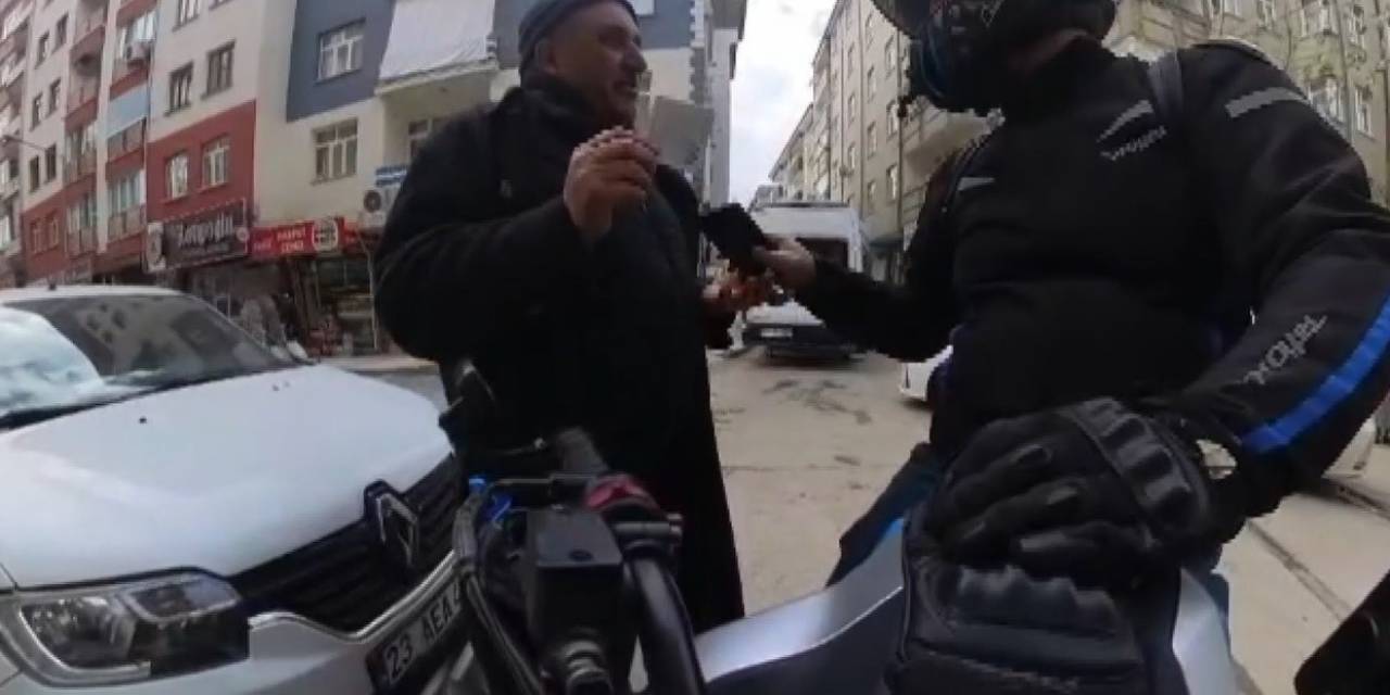 Elazığ’da İnsanlık Ölmemiş Dedirten Davranış: Yerde Bulduğu Telefonu Sahibine Ulaştırdı Para Teklifine ’insanlık Görevimiz’ Dedi