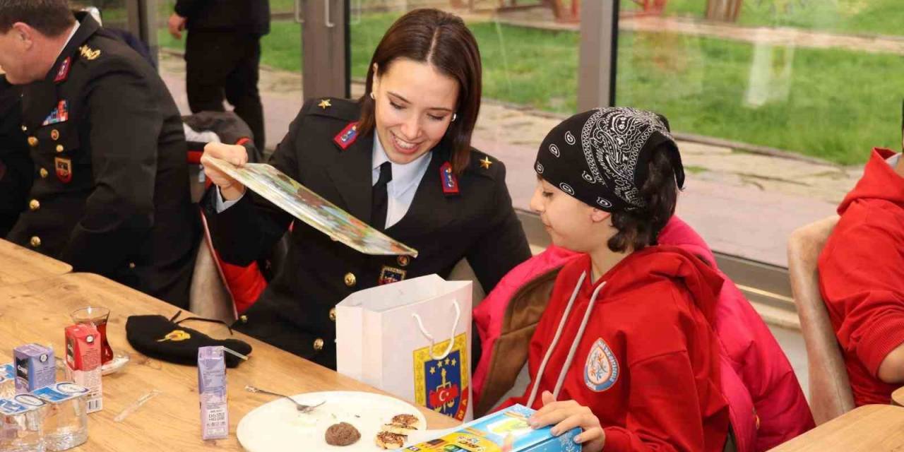 Çocuklar İl Jandarma Komutanlığı’na Misafir Oldu